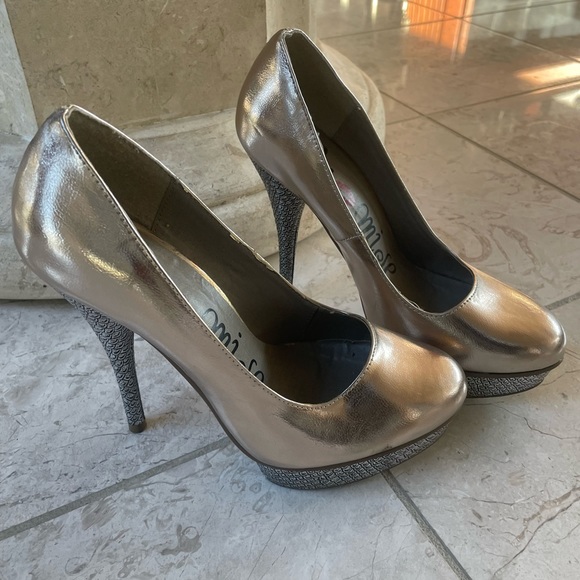 Premise heels, two tone, gently loved and comfy platforms. 5’ 1-2” inches - Picture 3 of 4